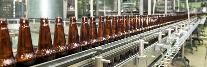 Éléments Du Filtre Pour La Filtration De La Bière. Beaucoup De Tubes  Brillants Et De Robinets à Tournant Sphérique. Tonifier L'image.