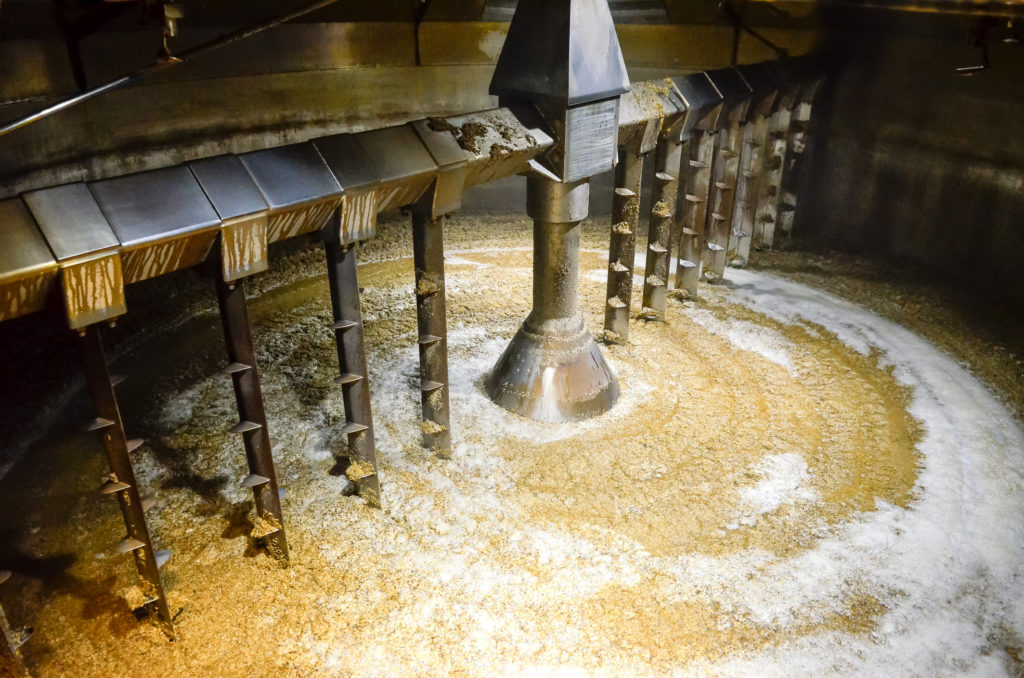 Éléments Du Filtre Pour La Filtration De La Bière. Beaucoup De Tubes  Brillants Et De Robinets à Tournant Sphérique. Tonifier L'image.